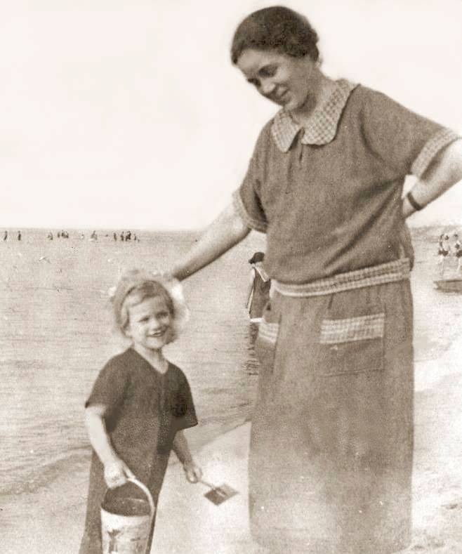 PHOTO - CHICAGO - UNKNOWN BEACH - MOTHER AND DAUGHTER STANDING NEAR WATER - 1920s