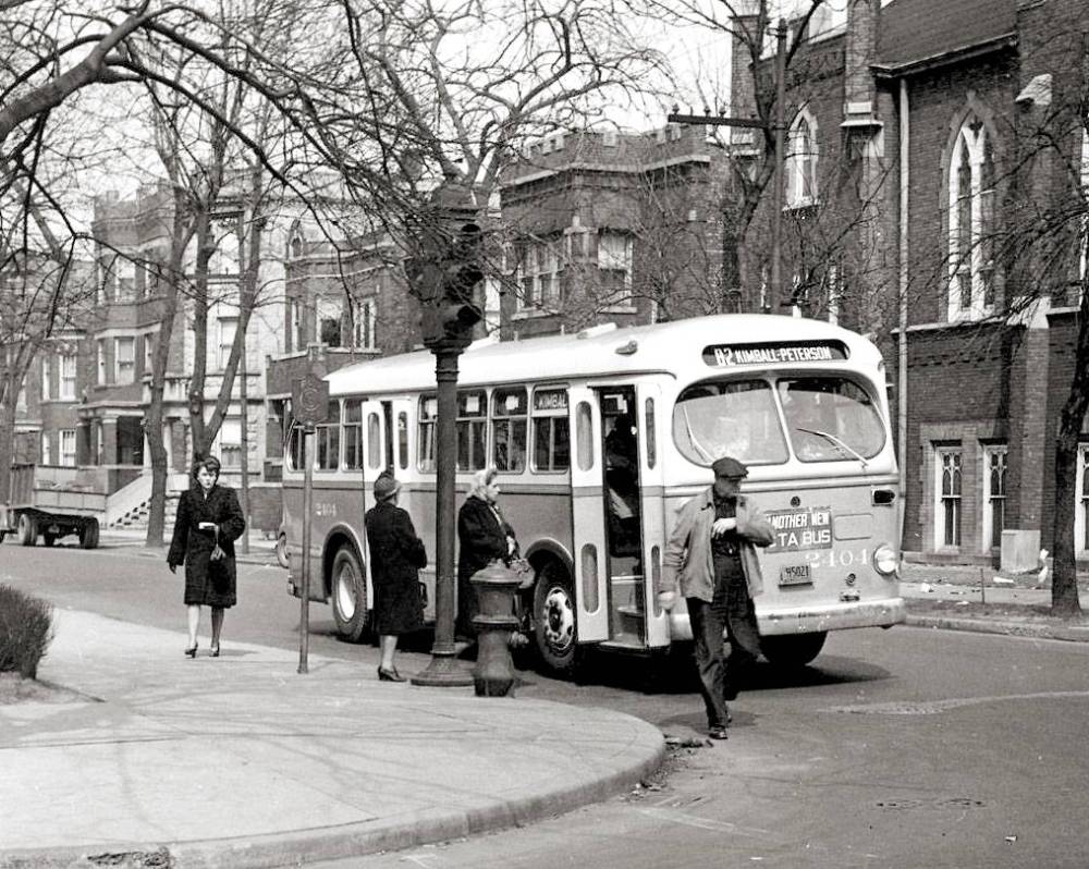 PHOTO - CHICAGO - KIMBALL AVE BUS - STOPPED FOR PASSENGERS - APARTMENT BUILDINGS - NOTE OLD STOP LIGHT  - c1950