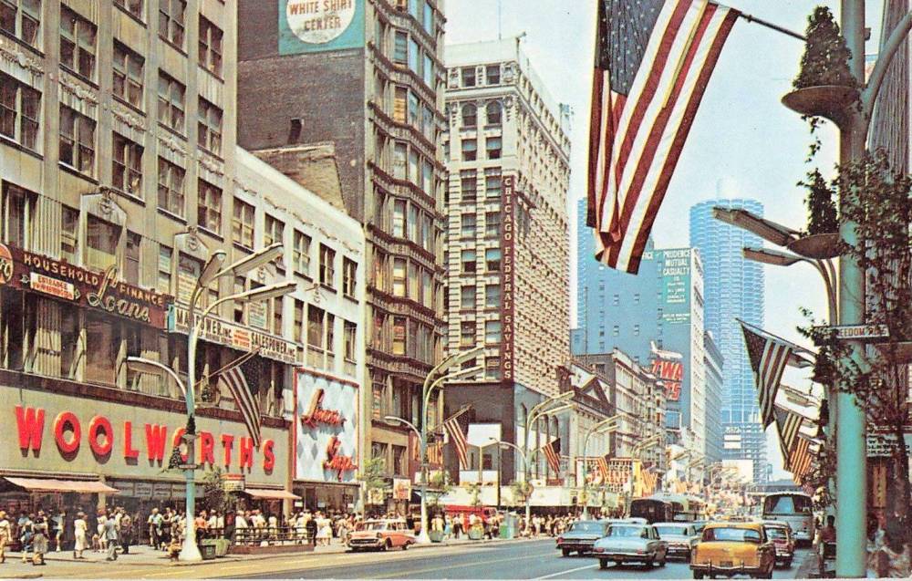 POSTCARD - CHICAGO - STATE STREET - FROM WOOLWORTH TO MARINA CITY - SHOPPING CROWDS - FLAGS - NICE VERSION - MID 1960s