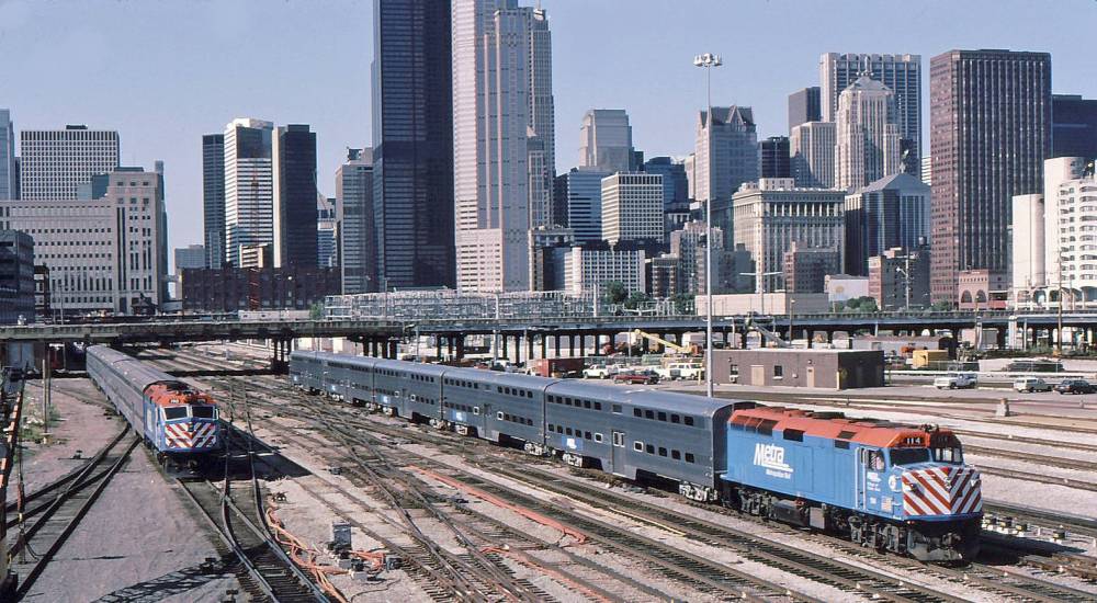A PHOTO - CHICAGO - METRA TRAIN WITH DOUBLE-DECK COMMUTER CARS - SKYINE BEHIND - 1993