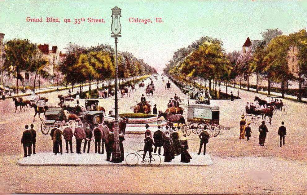 POSTCARD - CHICAGO - GRAND BLVD FROM 35TH STREET - SLIGHTLY ELEVATED VIEW - CROWD OF CARRIAGES AND PEDESTRIANS AND A BICYCLE - NOTE STREET LIGHT - TINTED - c1910