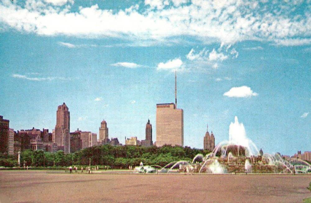 POSTCARD - CHICAGO - GRANT PARK BUCKINGHAM FOUNTAIN - BUILDINGS ON RANDOLPH AND MICHIGAN IN BACKGROUND - CITY BEAUTIFUL - c1964