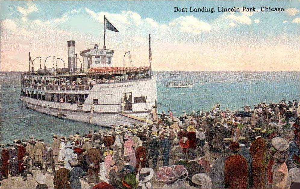 POSTCARD - CHICAGO - LINCOLN PARK - BOAT LANDING - STEAMER FERRY LANDED - LINCOLN PARK BOAT LINE - HUGE CROWD ON SHORE - TINTED - REALLY NICE VERSION - 1915