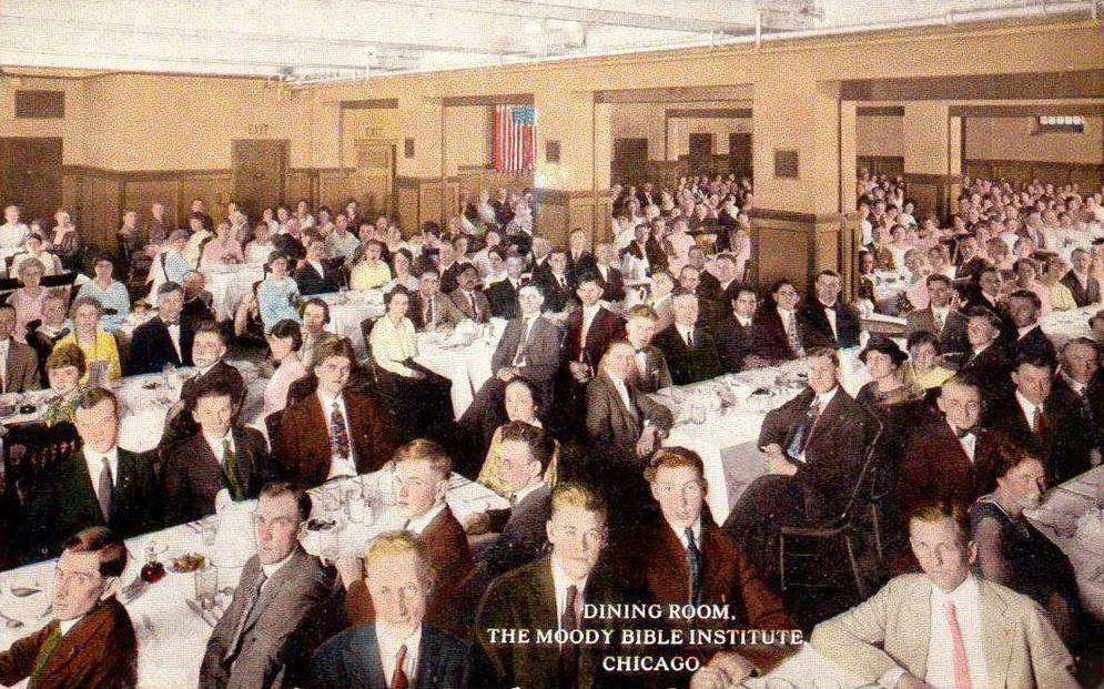 POSTCARD - CHICAGO - MOODY BIBLE INSTITUTE - DINING ROOM - PACKED WITH PEOPLE - WOMEN AS WELL AS MEN - NICE VERSION - TINTED - MAYBE 1920s