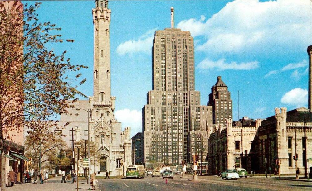 POSTCARD - CHICAGO - NORTH MICHIGAN AVE - LOOKING N GROUND LEVEL NEAR WATER TOWER - CROWD OF PEDESTRIANS NEAR SHOP LOWER LEFT - BUS - PALMOLIVE BUILDING - WATER TOWER - CITY BEAUTIFUL - c1964
