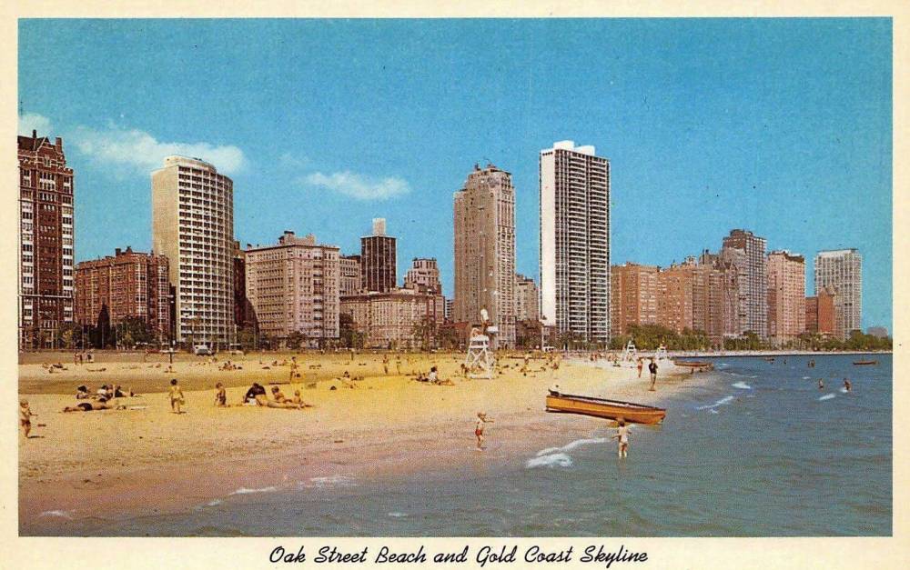 POSTCARD - CHICAGO - OAK STREET BEACH - LOOKING W GROUND LEVEL TOWARDS GOLD COAST SKYLINE - 1960s