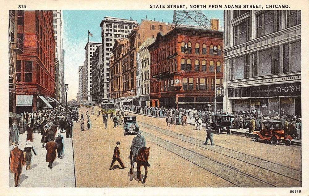 POSTCARD - CHICAGO - STATE STREET - LOOKING N GROUND LEVEL FROM ADAMS - MOUNTED POLICEMAN IN FOREGROUND - BIG CROWDS WALKING - TINTED - c1920