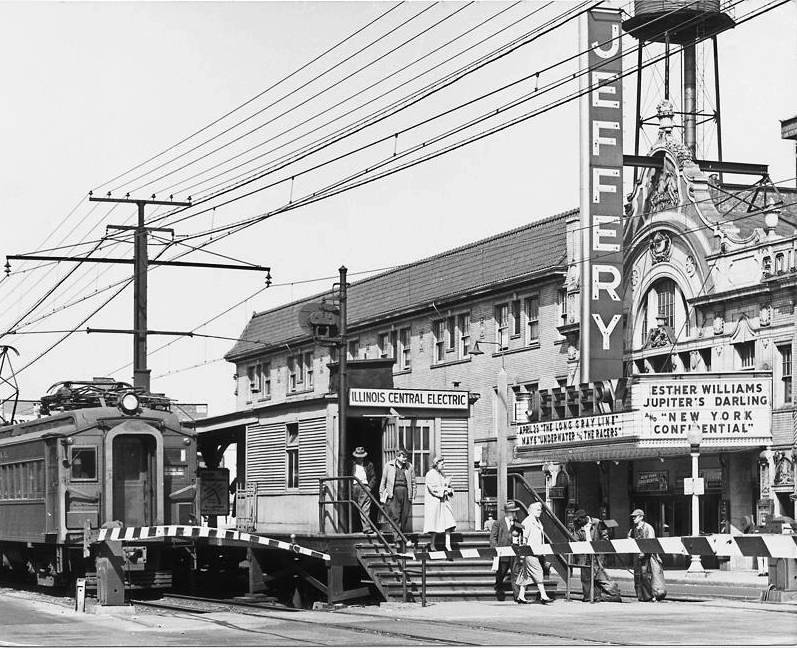 PHOTO - CHICAGO - 71ST STREET AND JEFFERY - ILLINOIS CENTRAL (IC) ELECTIC COMMUTER STATION AND TRAIN - CROWD - JEFFERY THEATER - 1955