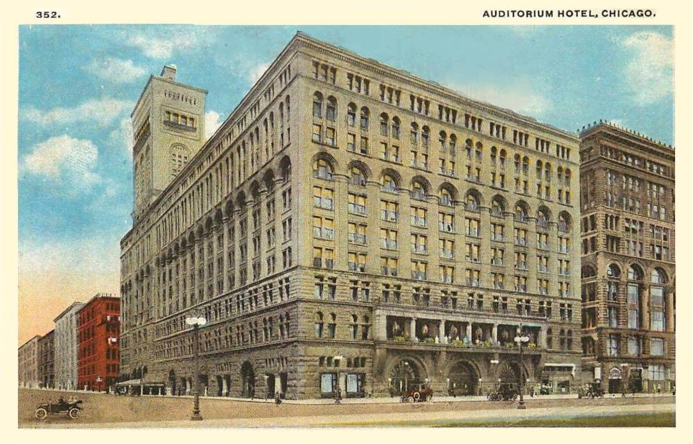 POSTCARD - CHICAGO - AUDITORIUM HOTEL - S MICHIGAN AND CONGRESS - GROUND CORNER VIEW - A LOUIS SULLIVAN BUILDING BUILT 1889 - TINTED - VERY NICE VERSION - 1921