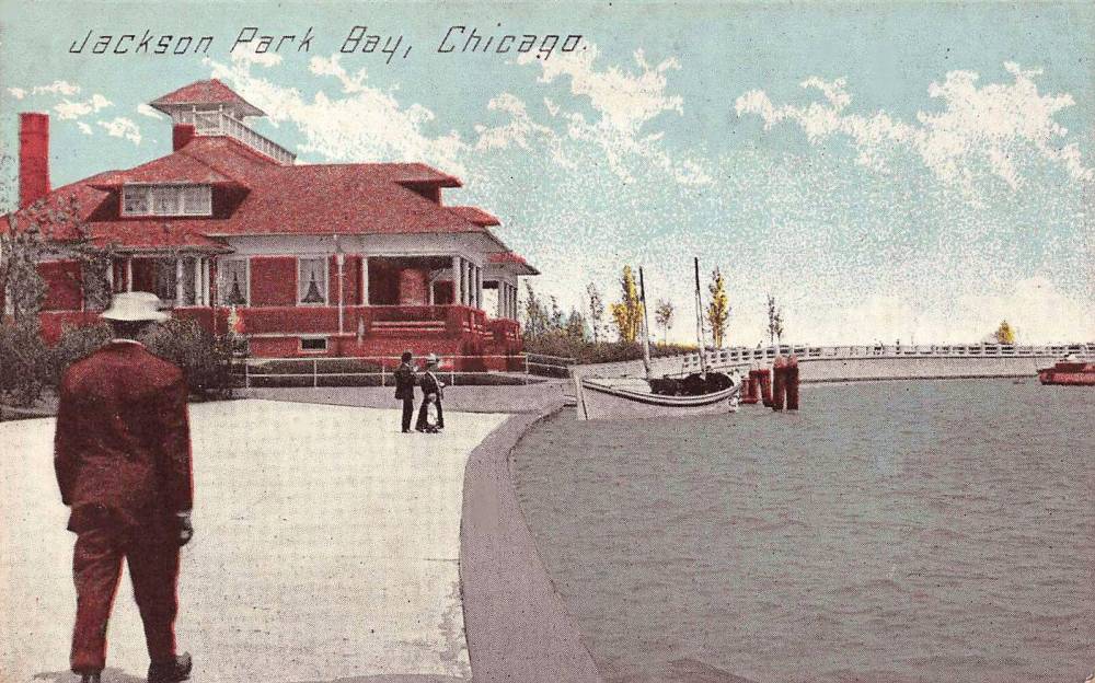 POSTCARD - CHICAGO - JACKSON PARK BAY - FEW PEOPLE BY WATER FRONT - DORRY-TYPE BOAT MOORED NEAR UNKNOWN BUILDING - TINTED - 1900s
