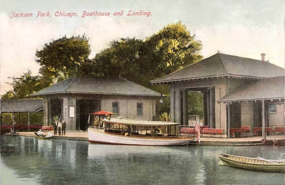 POSTCARD - CHICAGO - JACKSON PARK - BOATHOUSE AND LANDING - WATER LEVEL VIEW - SMALL AWNING-COVERED PLEASURE BOAT WAITIG - SOME PEOPLE STANDING - TINTED - 1919