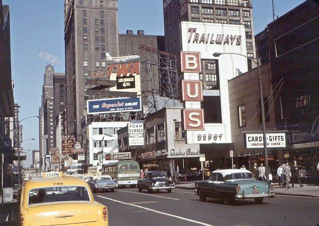 A PHOTO - CHICAGO - RANDOLPH STREET - LOOKING W GROUND LEVEL FROM ABOUT A BLOCK AND A HALF E OF STATE STREET - YELLOW CAB PULLED UP ON LEFT - TRAILWAYS BUS STATION - 20 E RANDOLPH - TWA SIGN AT STATE - c1960