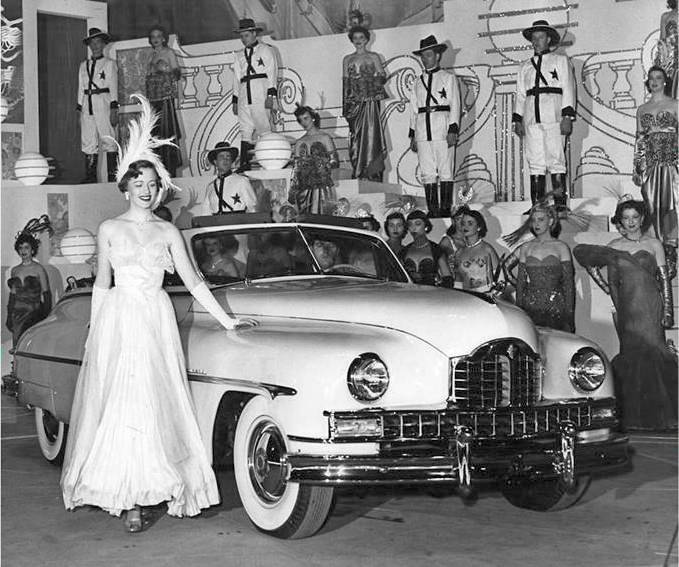 A PHOTO - CHICAGO - AUTOMOBILE SHOW - PACKARD CONVERTABLE 1950 - BEAUTIFUL DRESSED-UP MODEL STANDING NEXT TO IT
