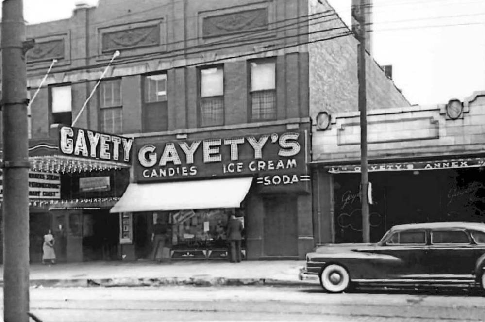 A PHOTO - CHICAGO - GAYETY THEATER AND ITS ADJOINING CANDY AND ICE CREAM SHOP - 9205 S COMMERCIAL AVE - SOUTH CHICAGO NEIGHBORHOOD - GROUND LEVEL FROM ACROSS THE STREET - LATE 1940s
