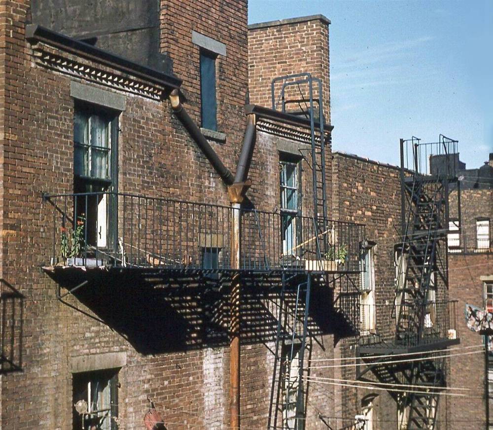 PHOTO - CHICAGO - APARTMENT BUILDING BACKYARD FIRE ESPACAPES - CLOTHES LINES - LOCATION UNKNOWN - 1956