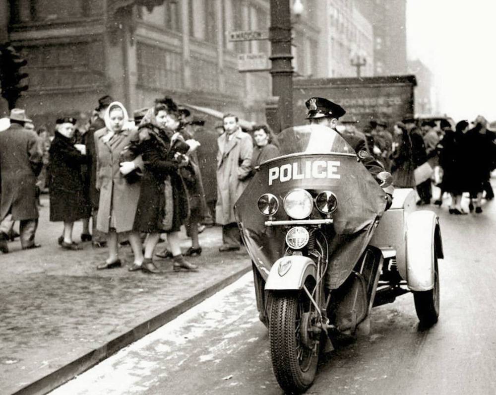PHOTO - CHICAGO - FIRST 3-WHEELER POLICE MOTORCYCYCLE - SHOPPING CROWDS - STATE AND MADISON - GROUND LEVEL -1948