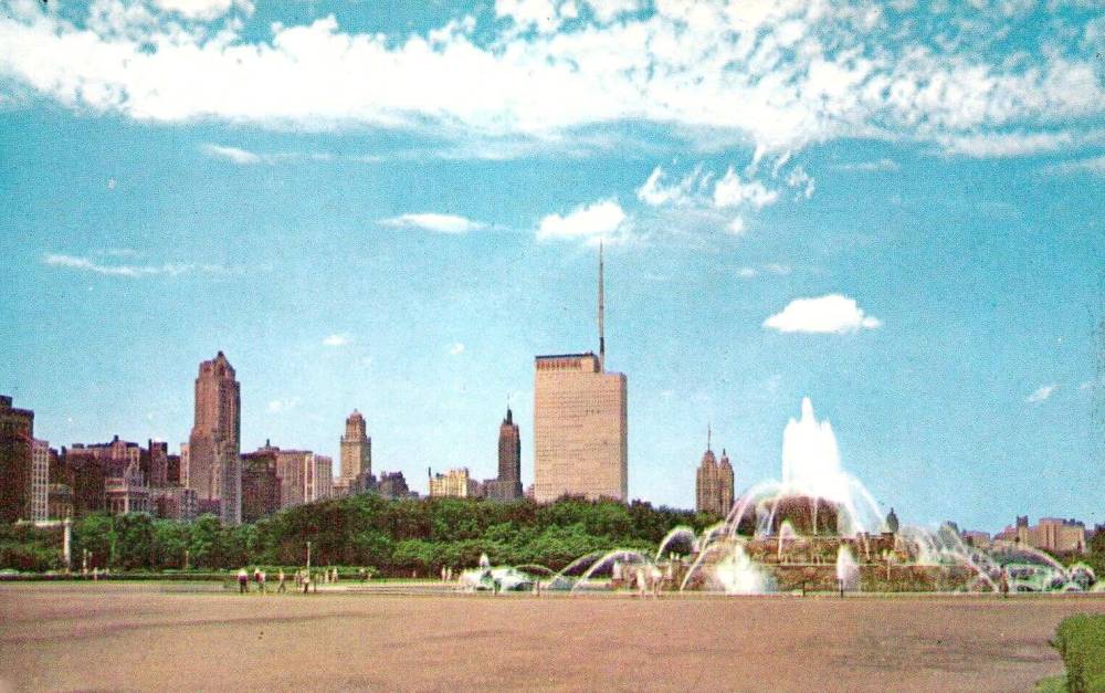 POSTCARD - CHICAGO - GRANT PARK - BUCKINGHAM FOUNTAIN - LOOKING N GROUND LEVEL TOWARDS PRUDENTIAL BUILDING - PART OF CITY BEAUTIFUL SERIES - c1964
