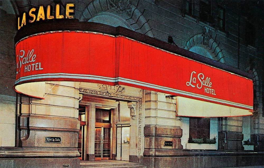 POSTCARD - CHICAGO - LA SALLE HOTEL - ENTRANCE - NIGHT - LA SALLE AND MADISON - 1960s