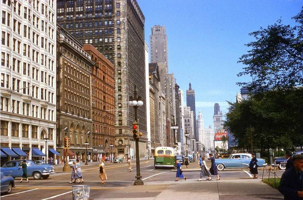 X PHOTO - CHICAGO - MICHIGAN AVE - LOOKING N FROM JACKSON GROUND LEVEL - SIDEWALK E SIDE OF MICHIGAN - NICE BUILDING PANORAMA - PEDESTRIANS - CARS - 1953
