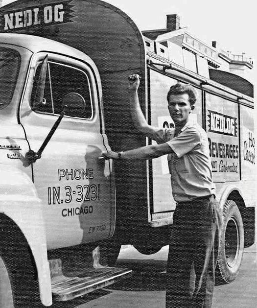 X PHOTO - CHICAGO - DRIVER AND NEDLOG BEVERAGE TRUCK - UNKNOWN LOCATION - SNAPSHOT - NEDLOG WAS A LOCAL BOTTLER OF NON-CARBINATED SOFT DRINKS - LATE 1950s