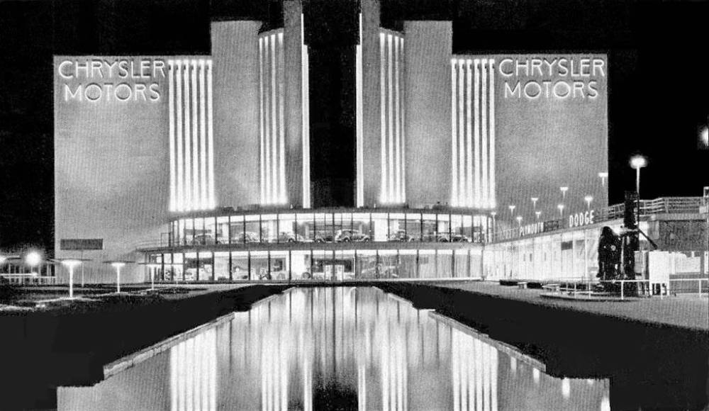 X POSTCARD - CHICAGO - CHICAGO WORLDS FAIR CENTURY OF PROGRESS - NORTHERLY ISLAND AREA - CHRYSLER MOTORS BUILDING - NIGHT UNDER LIGHTS - 1933-34